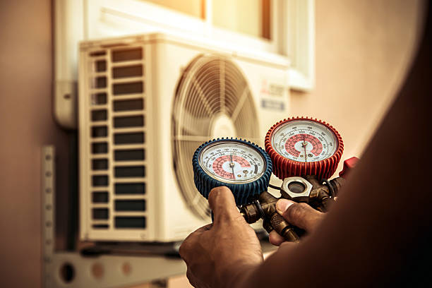 Professional Hvac technician working in Hutto, TX